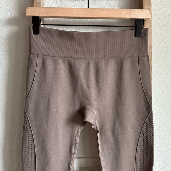 Squat Wolf Seamless Beige Leggings sz: Small - Picture 3 of 8